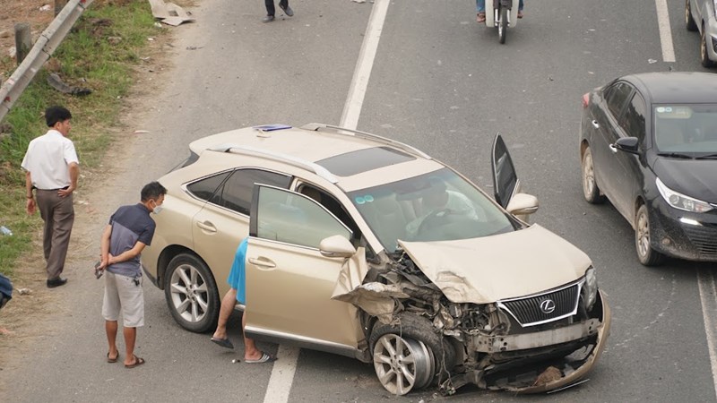 Hà Nội: Yêu cầu lái xe Lexus gây tai nạn trên Đại lộ Thăng Long ra trình diện