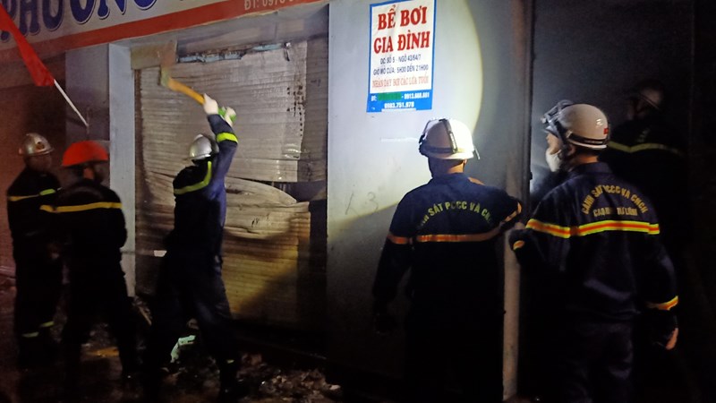 Hà Nội: Cứu 4 người mắc kẹt trong đám cháy ở ngôi nhà cao tầng