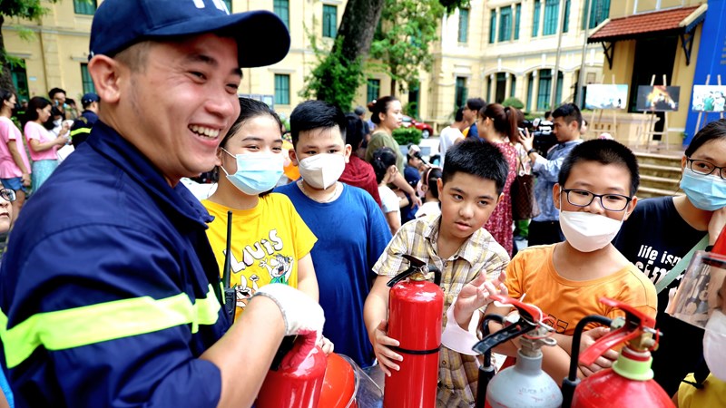 Trẻ em được trải nghiệm là “lính cứu hỏa”