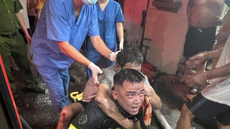 Đại tướng Tô Lâm khen ngợi các cảnh sát dũng cảm cứu 4 người mắc kẹt trong đám cháy
