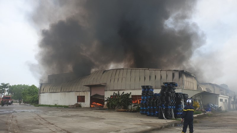 Mê Linh: Huy động hơn 100 cán bộ chữa cháy dập tắt đám cháy tại khu nhà xưởng, kho chứa đồ nhựa