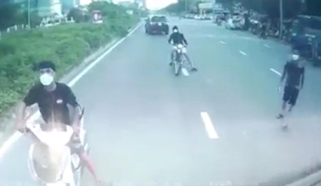 Khởi tố vụ chặn xe ô tô cầm hung khí đe dọa lái xe trên đường Nguyễn Văn Huyên 