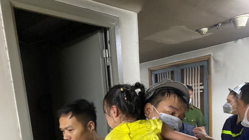 Hà Đông: Cứu 4 người thoát khỏi đám cháy ở căn hộ chung cư