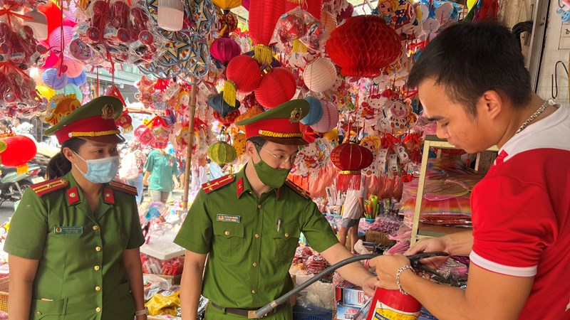 Hoàn Kiếm: Bảo đảm an toàn cháy, nổ tại chợ Trung thu truyền thống