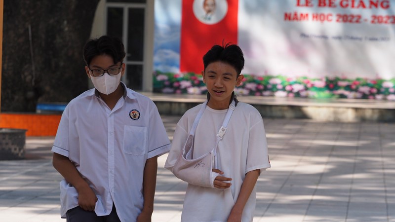 Thí sinh bị gãy tay được hỗ trợ viết thay khi thi