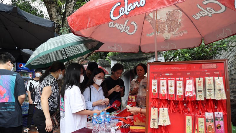 Sĩ tử cùng nhau đến Quốc Tử Giám để cầu may trước kỳ thi THPT