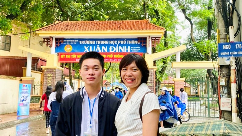 Dầm mưa đến các điểm thi để động viên học sinh thi tốt nghiệp THPT
