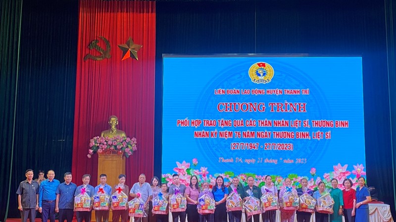 Huyện Thanh Trì: Tặng quà 80 thân thân của liệt sĩ, các thương bệnh binh có hoàn cảnh khó khăn