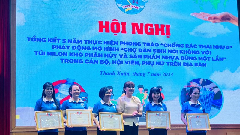 Hội LHPN quận Thanh Xuân: Khen thưởng 11 cá nhân xuất sắc trong phong trào “chống rác thải nhựa” giai đoạn 2018-2023