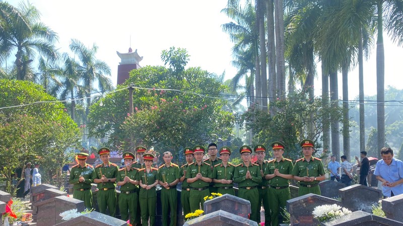 Công an quận Cầu Giấy tri ân các anh hùng liệt sĩ