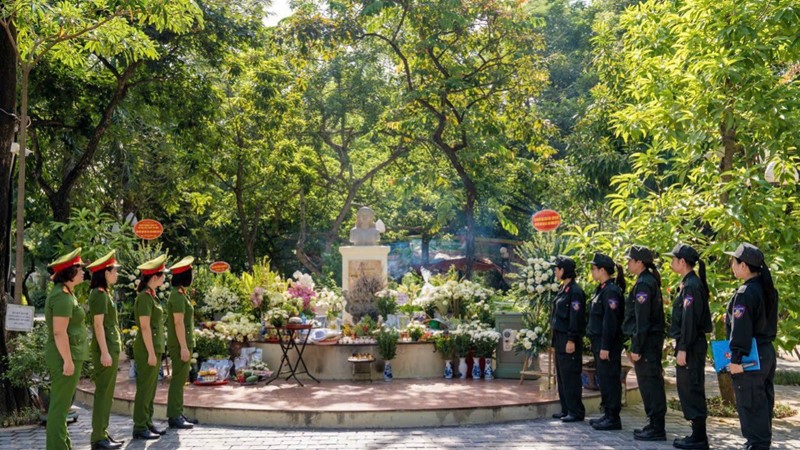 Dâng hương tưởng nhớ và tri ân công lao của các anh hùng liệt sỹ