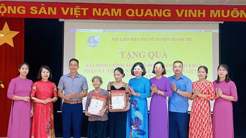 Hội LHPN huyện Thanh Trì: Tri ân và tặng quà người có công, các gia đình chính sách 