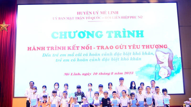 Huyện Mê Linh: Trao kinh phí đỡ đầu cho 140 trẻ em mồ côi, trẻ em có hoàn cảnh khó khăn