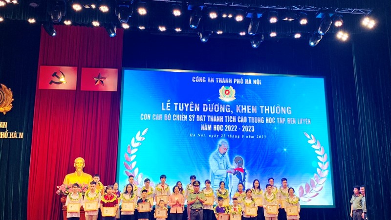 Tuyên dương 167 học sinh tiêu biểu, xuất sắc là con của cán bộ chiến sỹ Công an Hà Nội