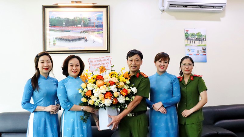 Hội LHPN TP Hà Nội chúc mừng Phòng Cảnh sát PCCC&CNCH Hà Nội nhân kỷ niệm ngày truyền thống của ngành
