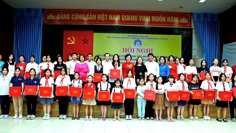 Quận Long Biên: Biểu dương trẻ em gái chăm ngoan, học giỏi trong các gia đình tiêu biểu thực hiện tốt chính sách dân số