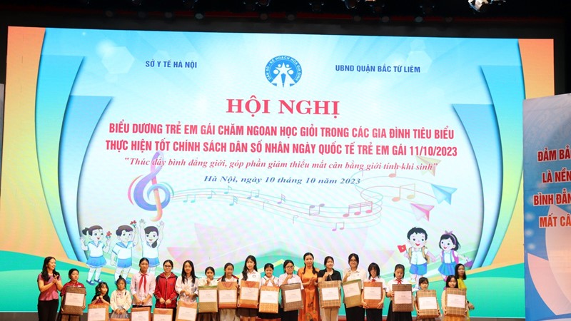 Quận Bắc Từ Liêm gặp mặt, biểu dương 100 trẻ em gái chăm ngoan, học giỏi