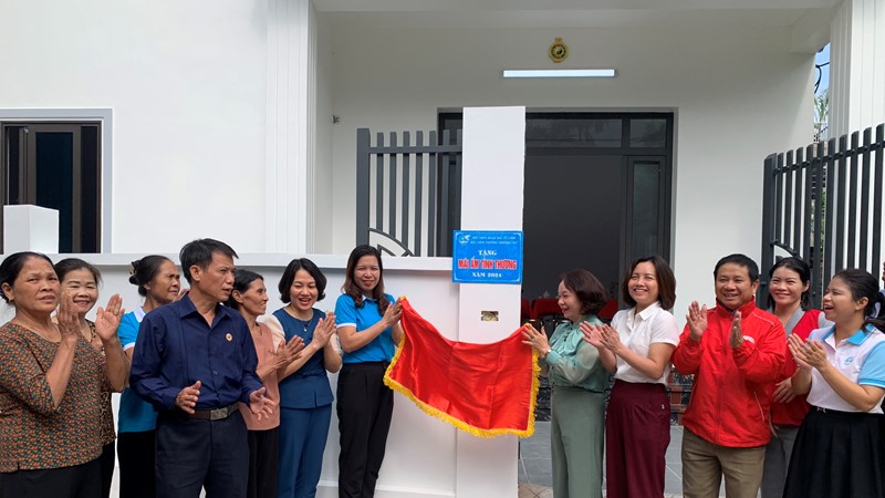 Hội LHPN quận Bắc Từ Liêm: Trao “Mái ấm tình thương” cho gia đình bà Trần Thị Nhã