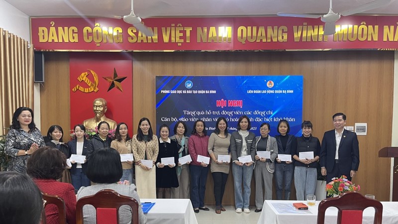 Ba Đình: Tặng quà cho giáo viên có hoàn cảnh khó khăn nhân dịp 20/11