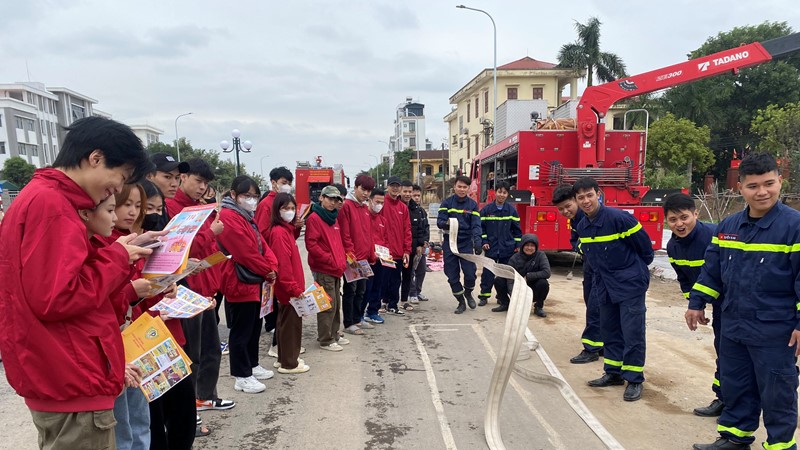 Huyện Thường Tín: Học sinh và người dân được trải nghiệm, thực hành chữa cháy và cứu nạn, cứu hộ 
