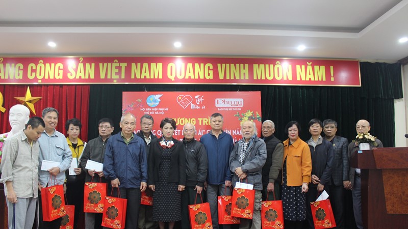 Tặng quà “Tết nhân ái” cho nạn nhân chất độc da cam quận Hai Bà Trưng