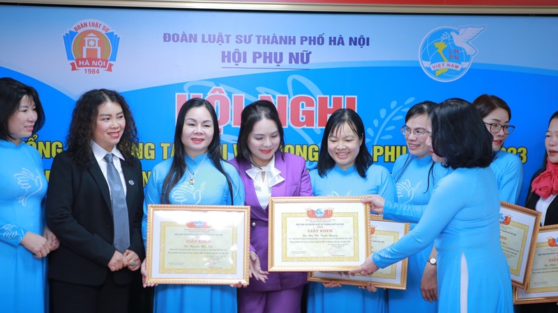 Khen thưởng các tập thể, cá nhân có thành tích xuất sắc trong phong trào Hội Phụ nữ