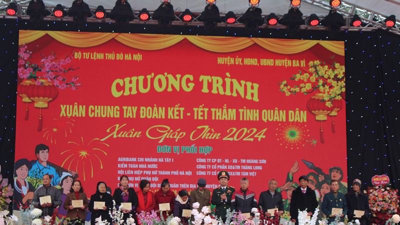 Tết ấm áp, thắm tình quân dân Hà Nội 