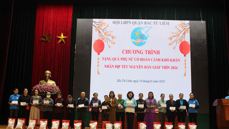 Tặng 877 suất quà cho phụ nữ, trẻ em nghèo dịp Tết Nguyên đán 2024