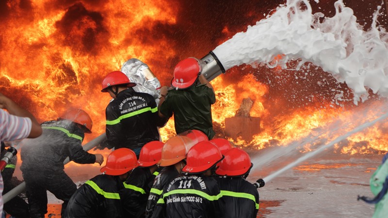 Cẩn trọng phòng cháy khi thắp hương, đốt vàng mã dịp Tết