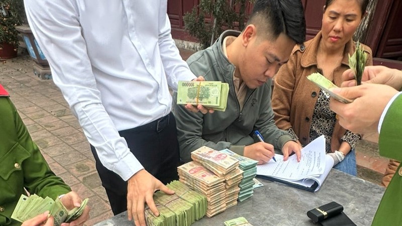  Trao trả số tiền 1,2 tỷ đồng cho chủ nhân bị đánh rơi