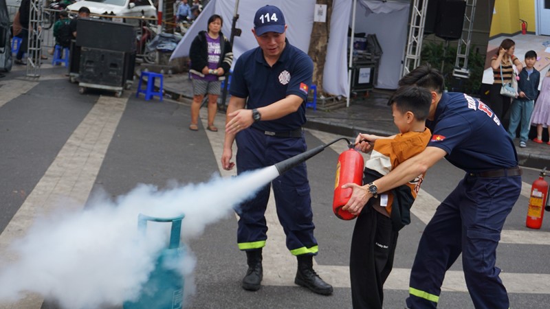 Quận Hoàn Kiếm: Học sinh được trải nghiệm thực hành về phòng cháy chữa cháy
