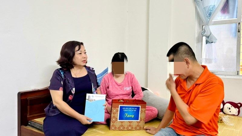 Hội Liên hiệp Phụ nữ TP Hà Nội thăm hỏi, động viên cháu bé 12 tuổi sinh con 