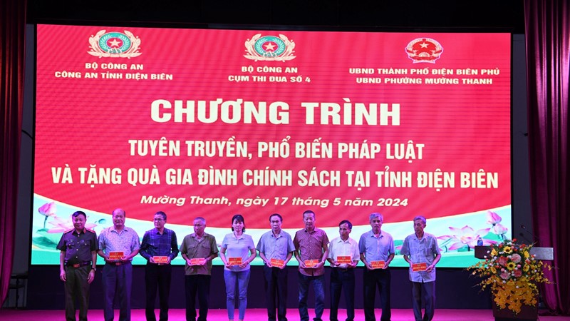 Cụm thi đua số 4 – Bộ Công an: Tuyên truyền pháp luật và tặng quà gia đình chính sách tại Điện Biên