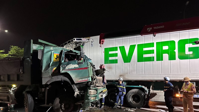  Cứu thành công một lái xe tải mắc kẹt vụ tai nạn ô tô