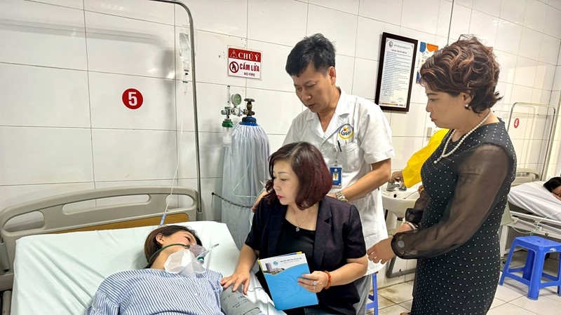 Hội LHPN Hà Nội thăm, động viên các nạn nhân vụ cháy nhà trọ đang điều trị tại bệnh viện