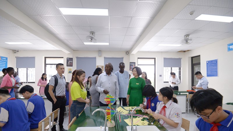 Quận Ba Đình: Đoàn Bộ Giáo dục và Thể thao Uganda giao lưu với trường THCS Thành Công