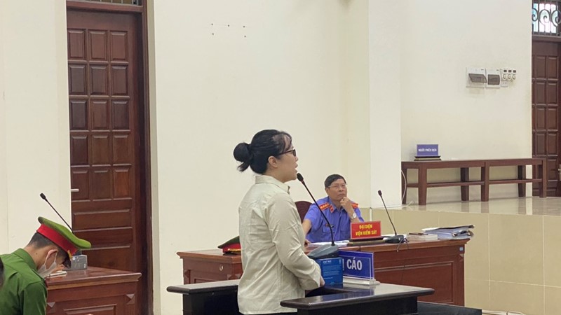  Vụ lừa bán hàng hiệu ở Bắc Giang: Tạm dừng phiên toà để trích xuất tin nhắn trong điện thoại của bị cáo