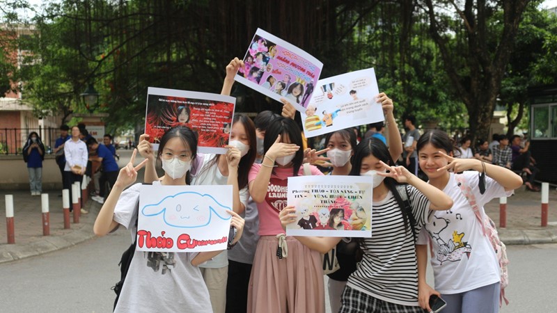 Thí sinh bất ngờ với món quà “tiếp lửa” của hội bạn thân trong ngày thi vào trường chuyên 