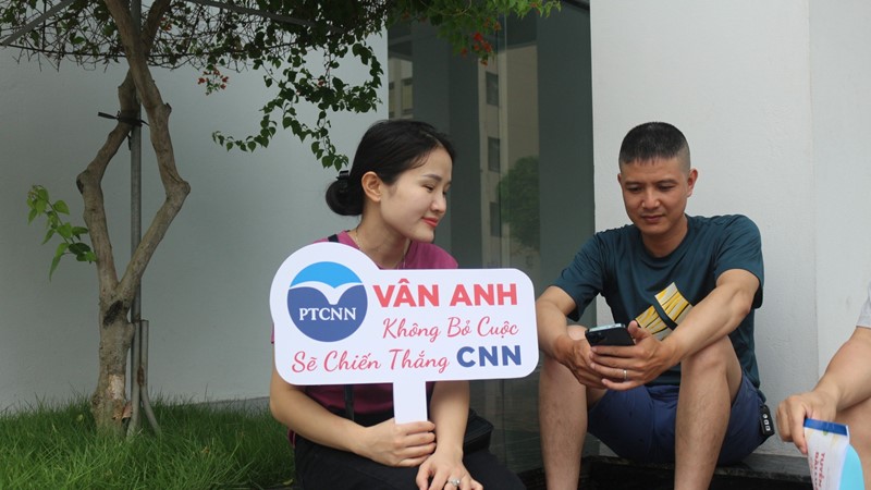 Hàng nghìn phụ huynh vượt nắng mưa đưa con thi vào trường chuyên