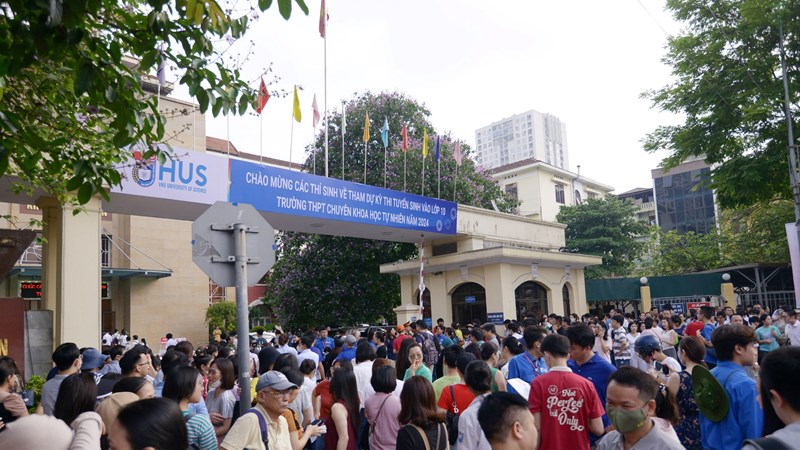 Sáng 2/6, hàng nghìn thí sinh tham gia thi vào lớp 10 trường chuyên thuộc ĐH Quốc gia Hà Nội