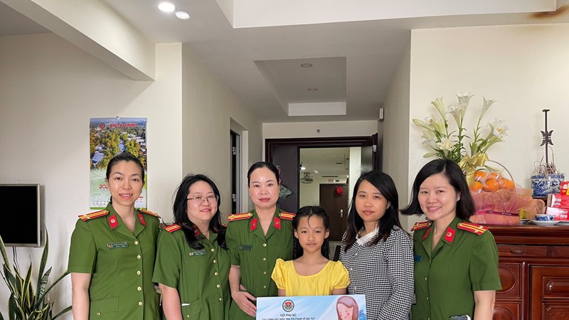 Hội Phụ nữ Cục Cảnh sát điều tội phạm về ma túy trao quà chương trình “Mẹ đỡ đầu”