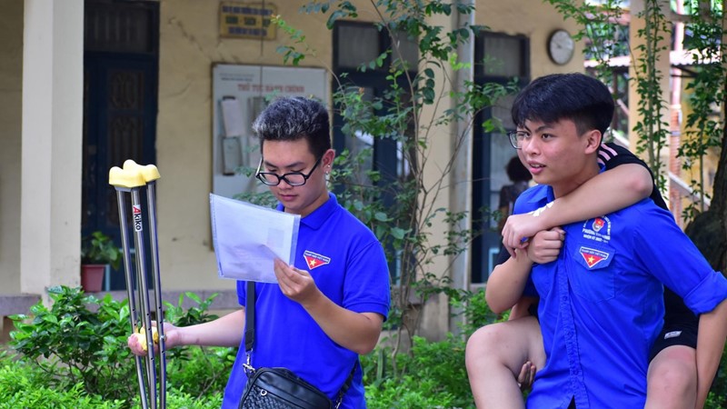 Nét đẹp “màu áo xanh” tình nguyện tiếp sức mùa thi vào lớp 10 ở Hà Nội