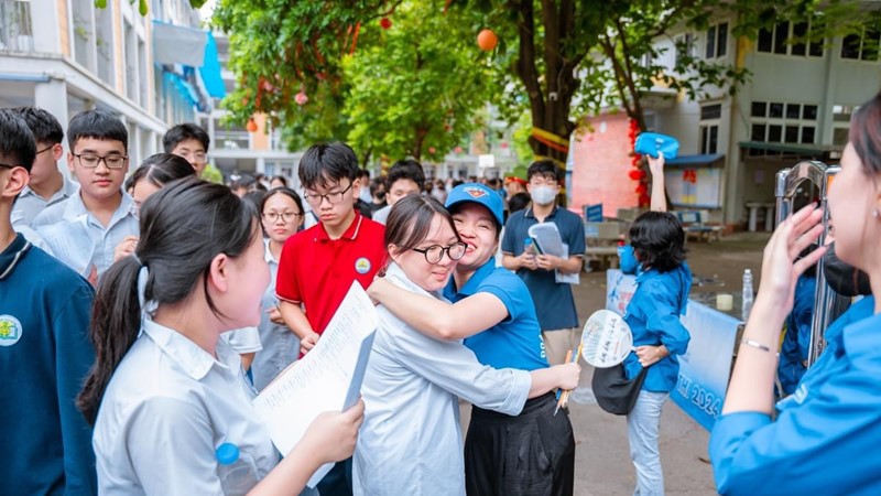 Xúc động những cái ôm “chữa lành” dành cho sĩ tử trong kỳ thi đầy áp lực
