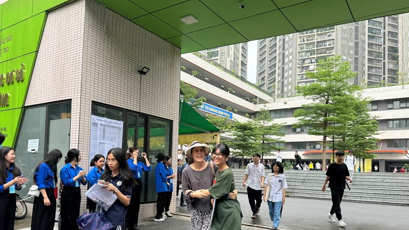 Nụ cười và vòng tay ôm sau buổi thi chuyên lớp 10 đầu tiên của Hà Nội