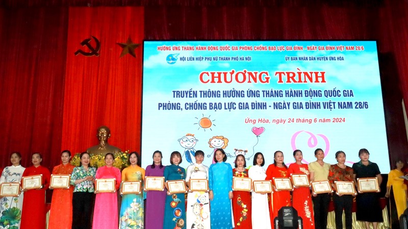 Huyện Ứng Hoà: Khen thưởng 70 gia đình văn hoá tiêu biểu 2024