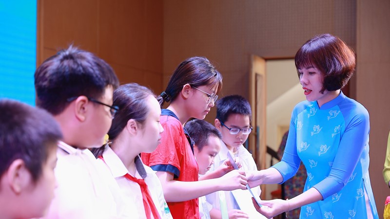 Quận Thanh Xuân: Nhận đỡ đầu và kết nối đỡ đầu 47 trẻ em mồ côi có hoàn cảnh khó khăn