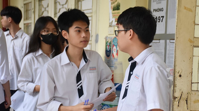 Hà Nội: Hàng ngàn phụ huynh dậy sớm, xin nghỉ làm đồng hành cùng con vượt vũ môn