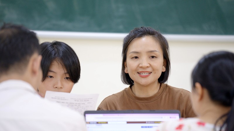 Hà Nội: Phụ huynh, học sinh phấn khởi trong ngày đầu xác nhận nhập học vào lớp 10