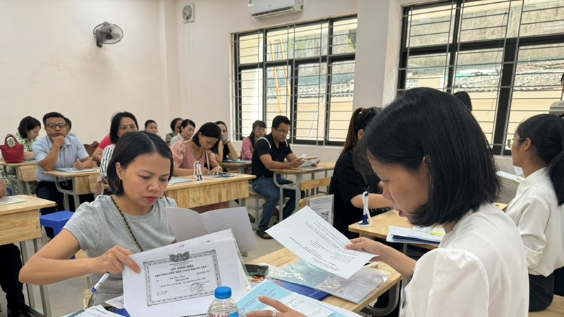 Hà Nội: Phụ huynh phấn khởi đăng ký tuyển sinh lớp 6 cho con