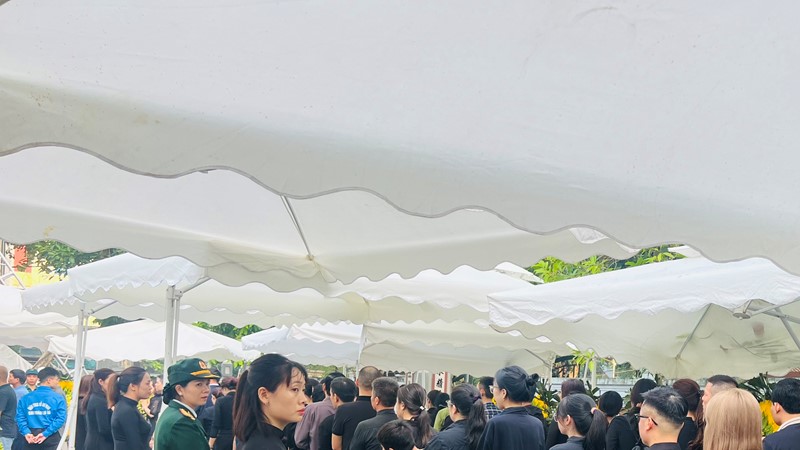 Cảm động hành động xếp quạt, pha nước chanh mời người dân đến viếng Tổng Bí thư Nguyễn Phú Trọng